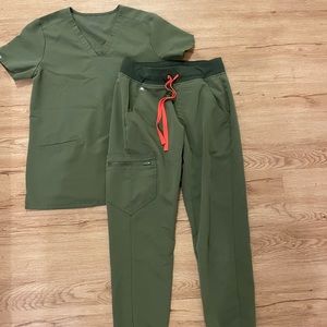 Figs Dark Olive Set Casma Three-Pocket Scrub Top Zamora Jogger Scrub Pants - XS